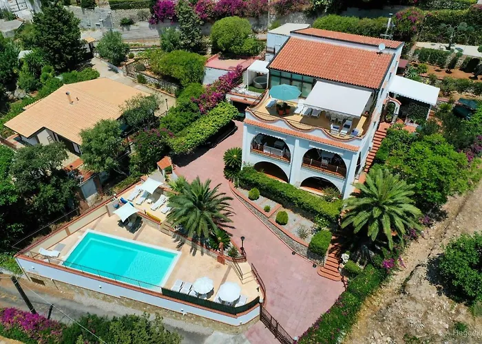 Villa Del Golfo Urio With Swimming Pool Shared By The Two Apartments